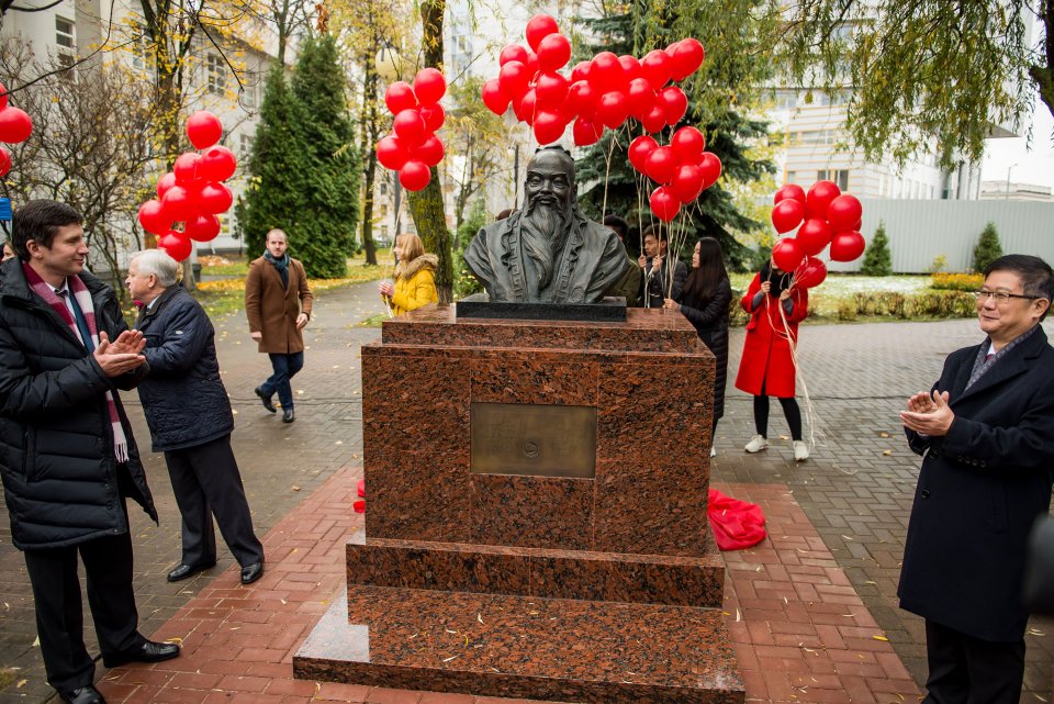 Открытие бюста Конфуция